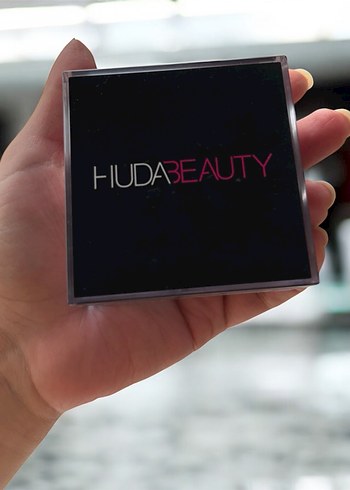 Huda Beauty Cherry Blossom Toz Pudra