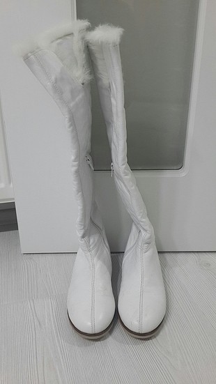 Beyaz son moda çizme 