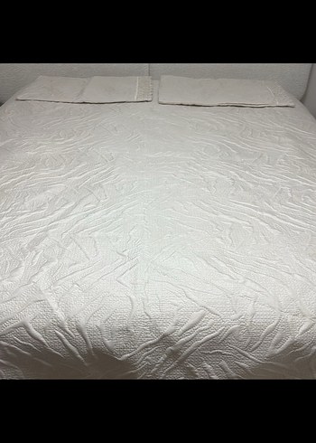 Beyaz Parlak Düz Yatak Örtüsü