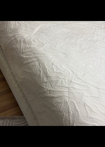 Beden Beyaz Parlak Düz Yatak Örtüsü