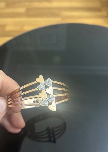 Altın Renkli Kalp Detaylı Kadın Bileklik - Görsel 2