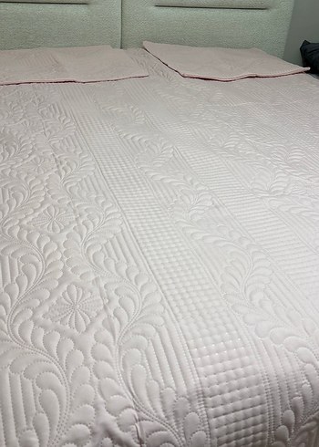 pembe Parlak Dikişli Yatak Örtüsü - Görsel 3