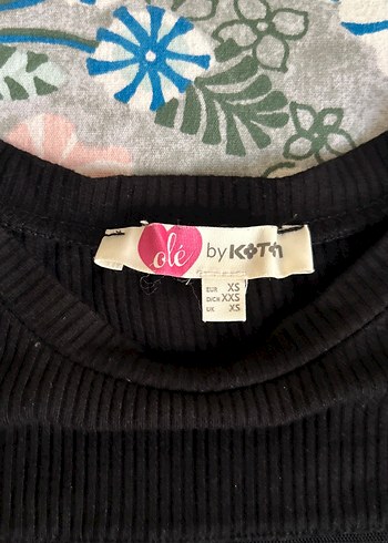 Siyah Kısa Kollu Pilili Tişört - Görsel 2