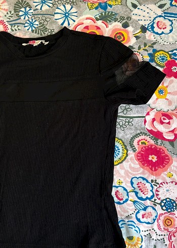 Siyah Kısa Kollu Pilili Tişört - Görsel 3