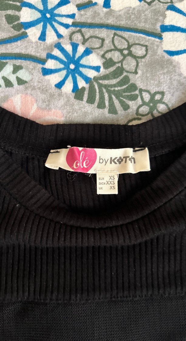 Siyah Kısa Kollu Pilili Tişört - Görsel 2