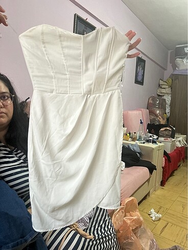 Beyaz straplez mini elbise