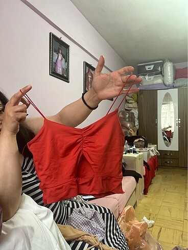 Kırmızı ortada dekoltesi var