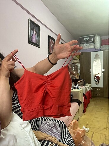 Diğer Kırmızı ortada dekoltesi var