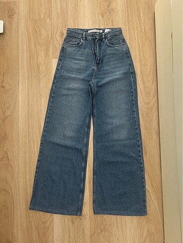 Subdued wide leg jean