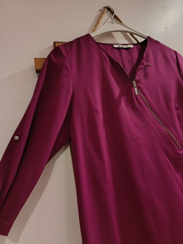 Mürdüm Rengi V Yaka Fermuarlı Şık Bluz - Görsel 3