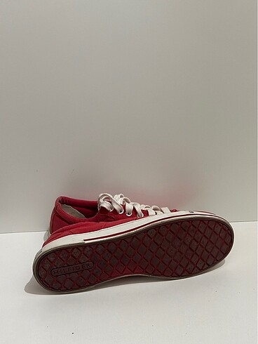 40 Beden kırmızı Renk Orjinal 40 numara Tommy Hilfiger Ayakkabı