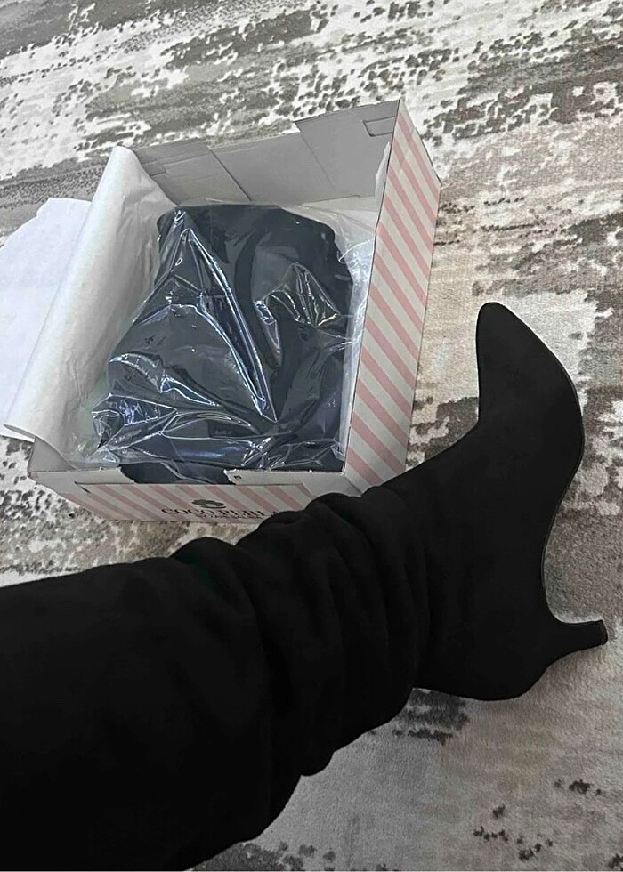 Siyah topuklu süet çizme - Görsel 2