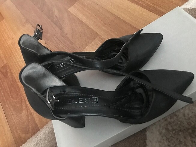 Siyah stiletto ayakabı