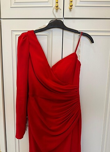 38 Beden Ilmio kırmızı renk tek kol yırtmaçlı uzun abiye elbise 