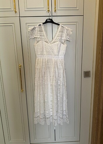 İpekyol güpürlü kırık beyaz midi boy elbise 