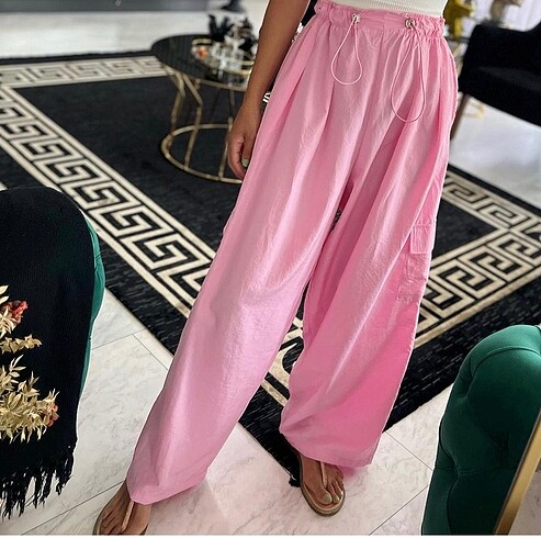 Pembe paraşüt pantolon