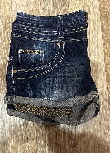 Bershka leopar detaylı şort 