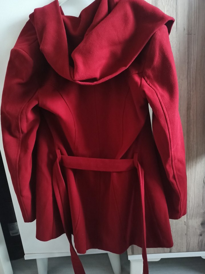 Kırmızı Kapüşonlu Kadın Kaban - Görsel 3