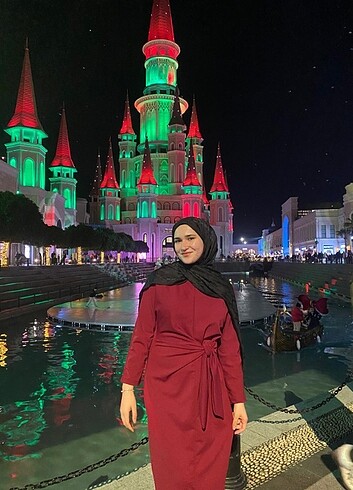 Kırmızı yandan bağlamalı elbise