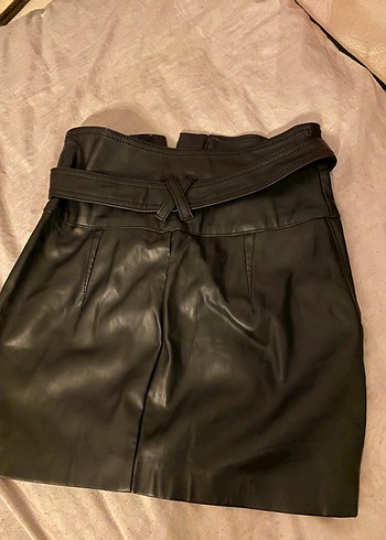 Bershka Deri Kemerli Siyah Mini Etek