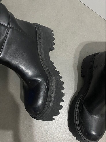 37 Beden siyah Renk Zara Siyah Çizme