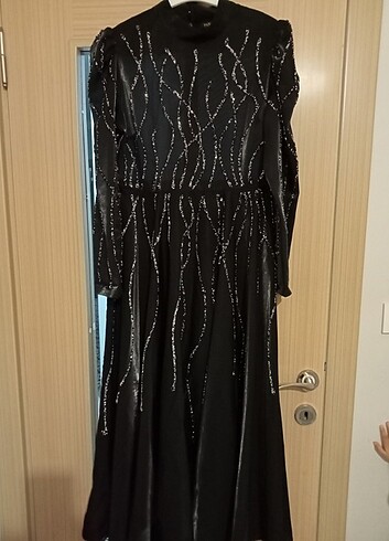 BONCUKLU SİYAH ELBİSE