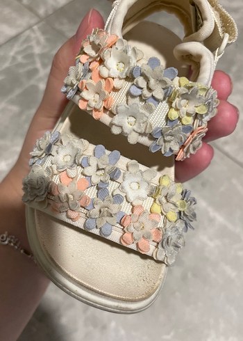 Çiçekli Boncuklu Beyaz Kız Sandalet - Görsel 3