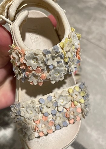 Çiçekli Boncuklu Beyaz Kız Sandalet - Görsel 2