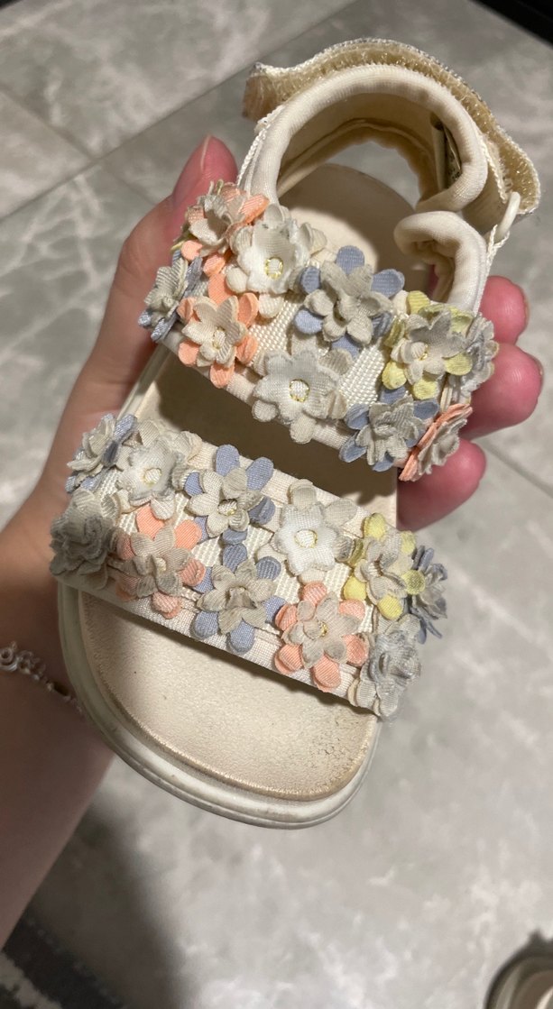 Çiçekli Boncuklu Beyaz Kız Sandalet - Görsel 3