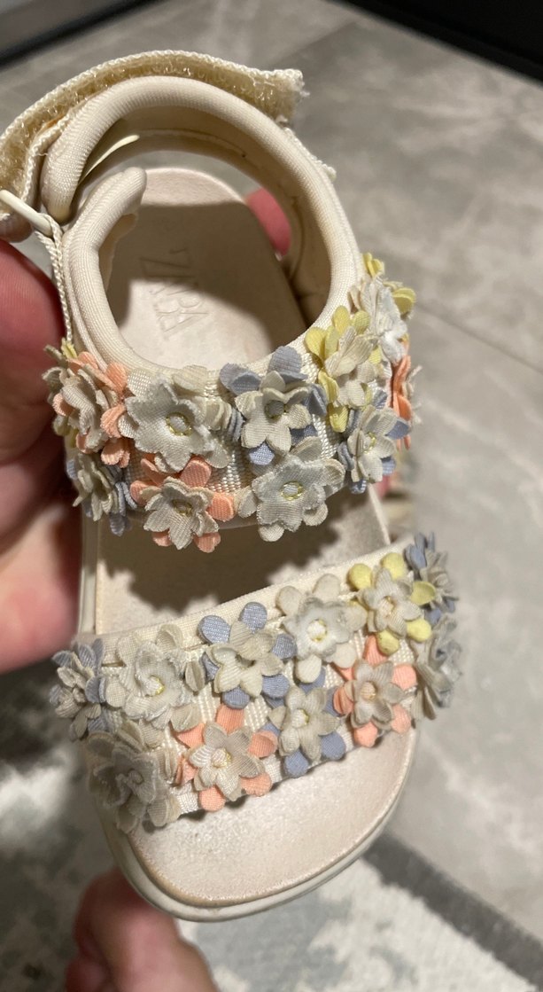 Çiçekli Boncuklu Beyaz Kız Sandalet - Görsel 2