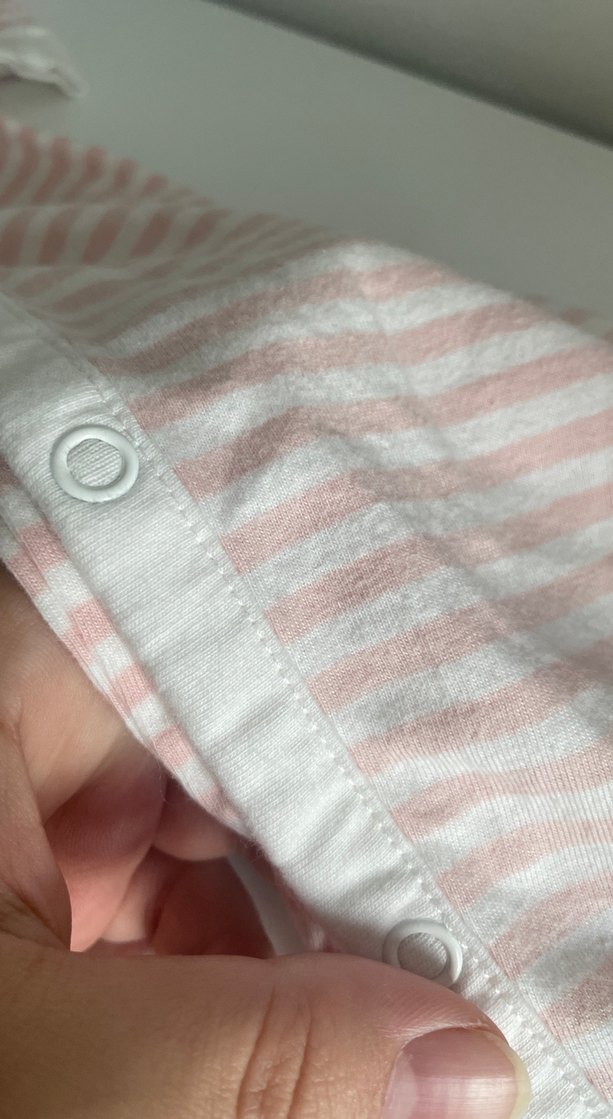 Beyaz pembe çizgili pijama tulum - Görsel 2