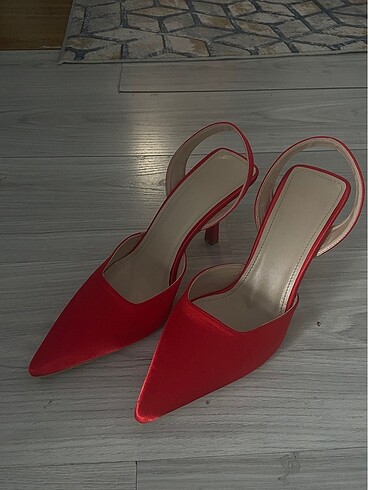 Saten kırmızı topuklu ayakkabı