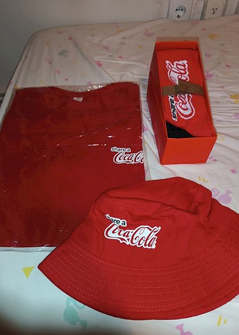 Kırmızı Coca-Cola Çocuk Şapka ve Tişört Seti