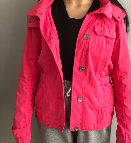 Pembe trençkot