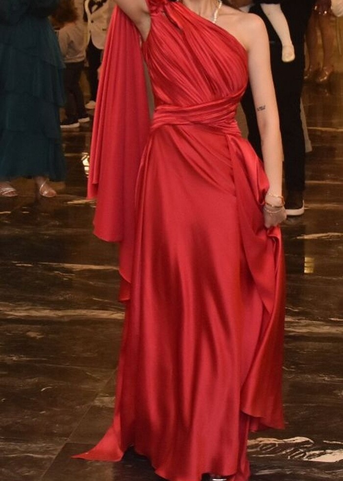 Kırmızı elbise - Görsel 4