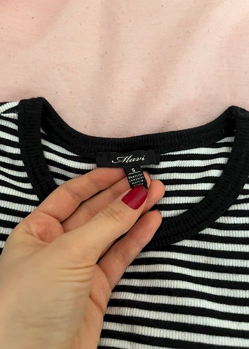 Çizgili Siyah crop mavi branş tişört - Görsel 2