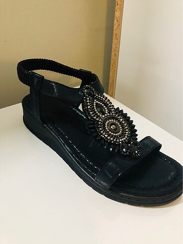 Siyah taşlı detay kadın sandalet