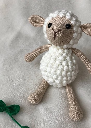 Beyaz El Yapımı Örgü papyonlu Kuzu Peluş Oyuncak