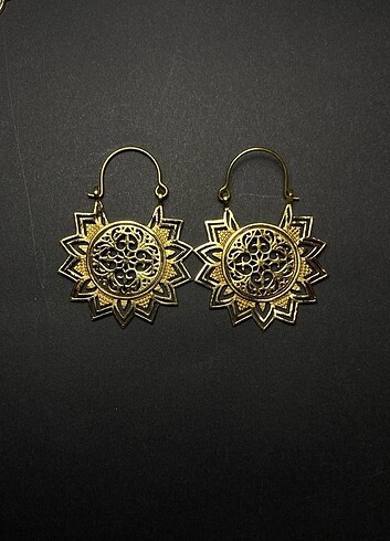 El yapımı pirinç küpe