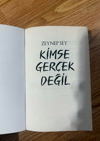  Kimse Gerçek Değil - Zeynep Sey