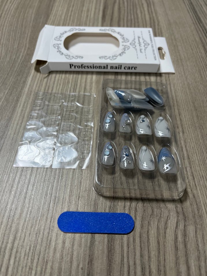 Beyaz Tasarımlı Çıkartmalı Tırnak Süsleri - Görsel 4