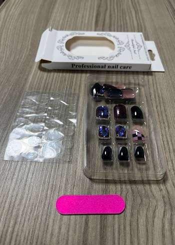 Çok Renkli Koyu Tırnak Süslemeleri - Görsel 4