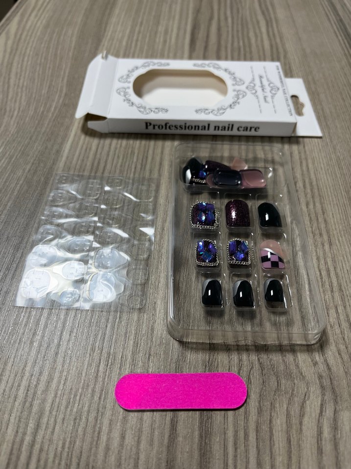 Çok Renkli Koyu Tırnak Süslemeleri - Görsel 4