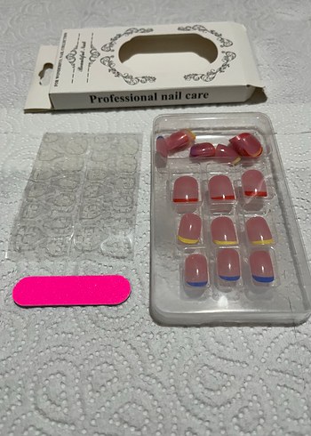 Pembe ve beyaz çizgili yapay tırnak seti - Görsel 4