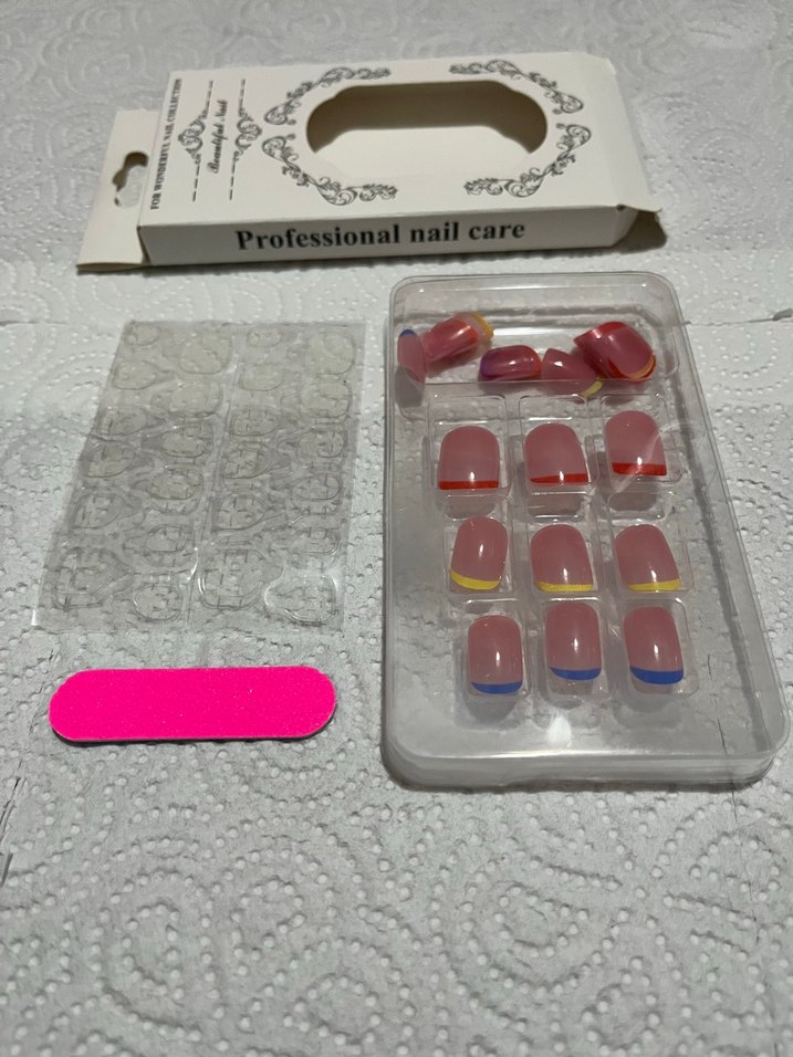 Pembe ve beyaz çizgili yapay tırnak seti - Görsel 4