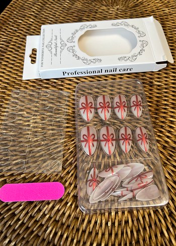 Beyaz Tırnak Süsleri Kırmızı Desenli - Görsel 4