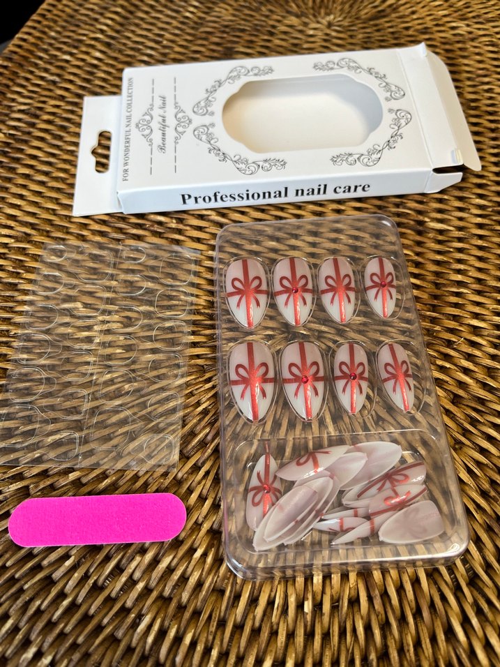 Beyaz Tırnak Süsleri Kırmızı Desenli - Görsel 4