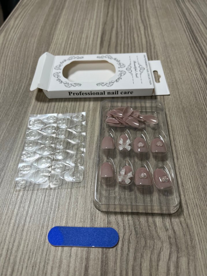 Beyaz Çiçek Desenli Tırnak Süsü - Görsel 4