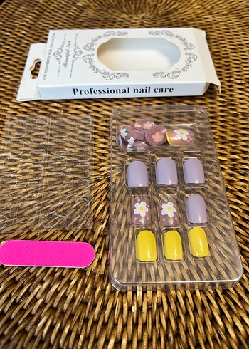 Pastel Renkli Çiçek Desenli Tırnak Süsleri - Görsel 4