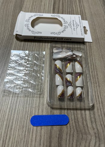 Beyaz ve Altın Detaylı Tırnak Süsleri - Görsel 4